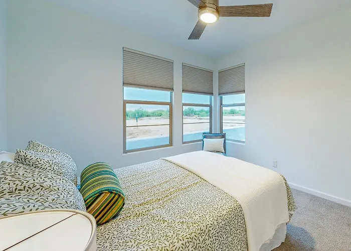 Mtn-view Patio & Perks: River Retreat Holiday home