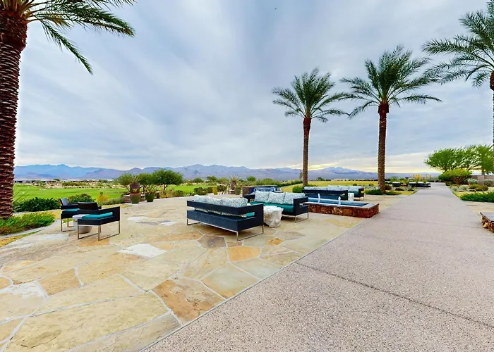 Mtn-view Patio & Perks: River Retreat Holiday home