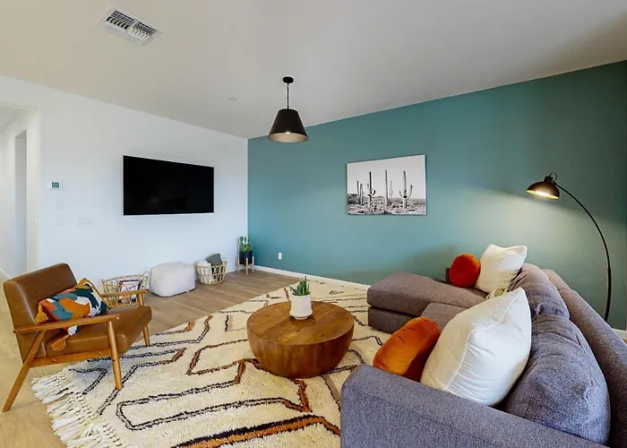 Mtn-view Patio & Perks: River Retreat Holiday home