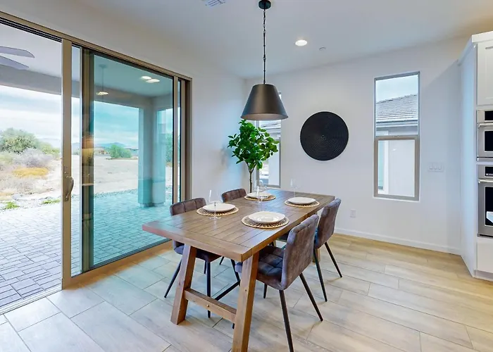 Mtn-view Patio & Perks: River Retreat Holiday home