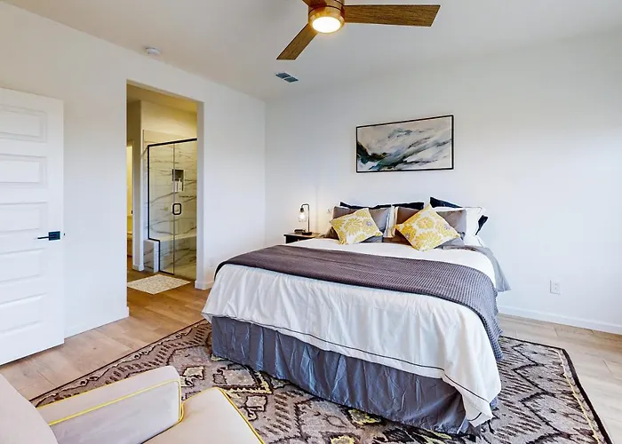 Holiday home Mtn-view Patio & Perks: River Retreat *